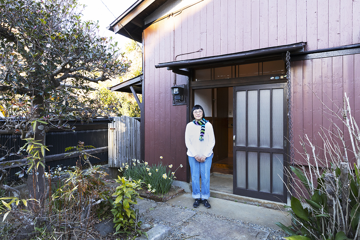 自身がリノベーションした家の前に立つ片岡延江さん