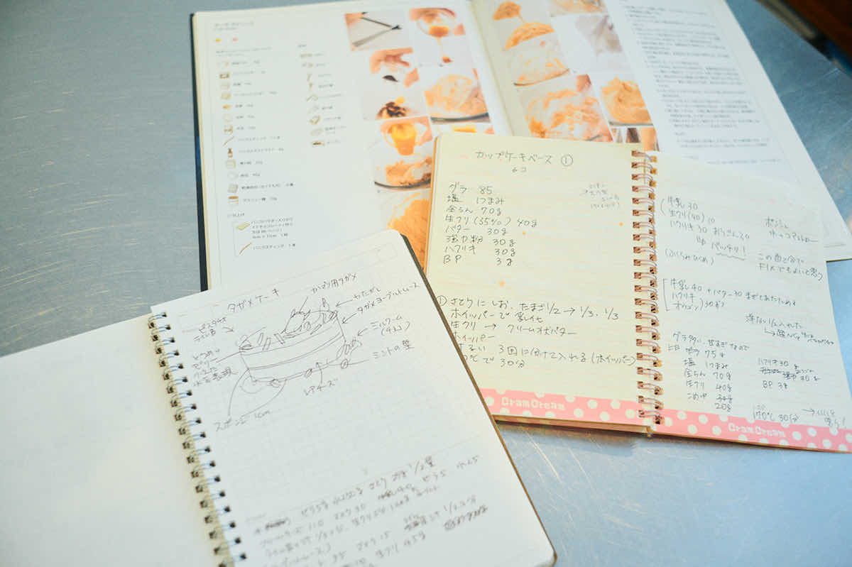 お菓子のレシピが記された小島和美さんのノート