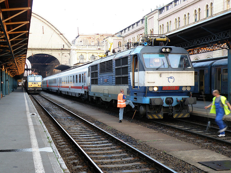 ブダペスト東駅からハンブルグ駅に向かうユーロシティ